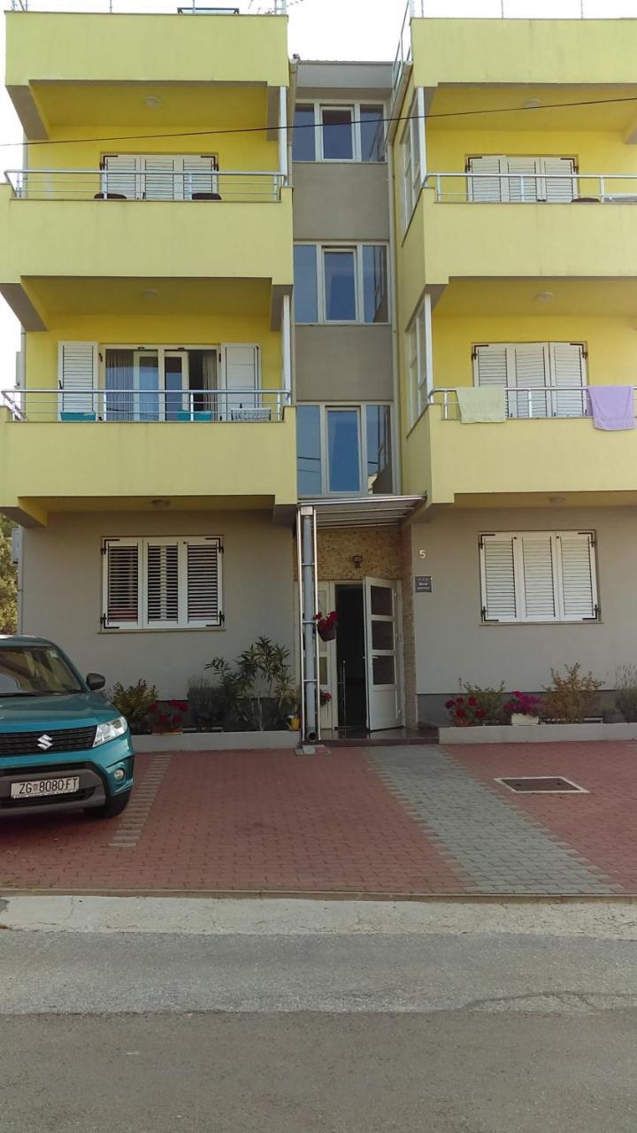 Apartments Diva Novalja Buitenkant foto